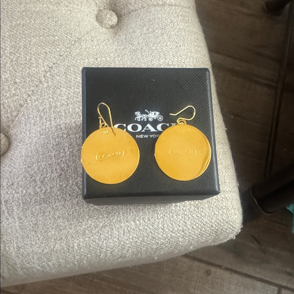 NWOT, Coach vintage gold /chalk signature earrings . - Picture 3 of 5